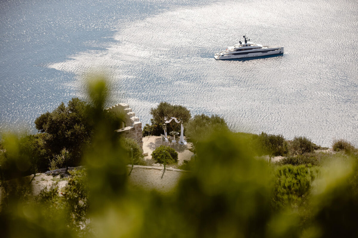 Traubogen mit Blick aufs Meer