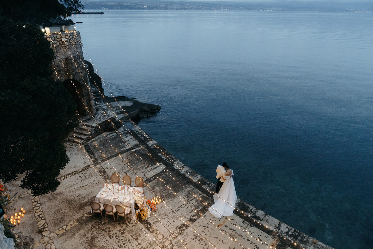 Mikrohochzeit am Strand mit Lichterkette