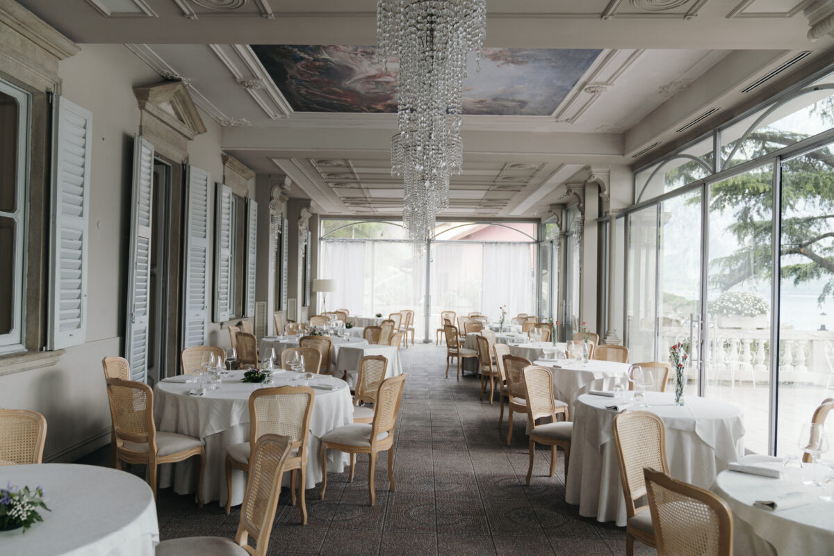 Hochzeitsessen im Hochzeitssaal mit Seeblick