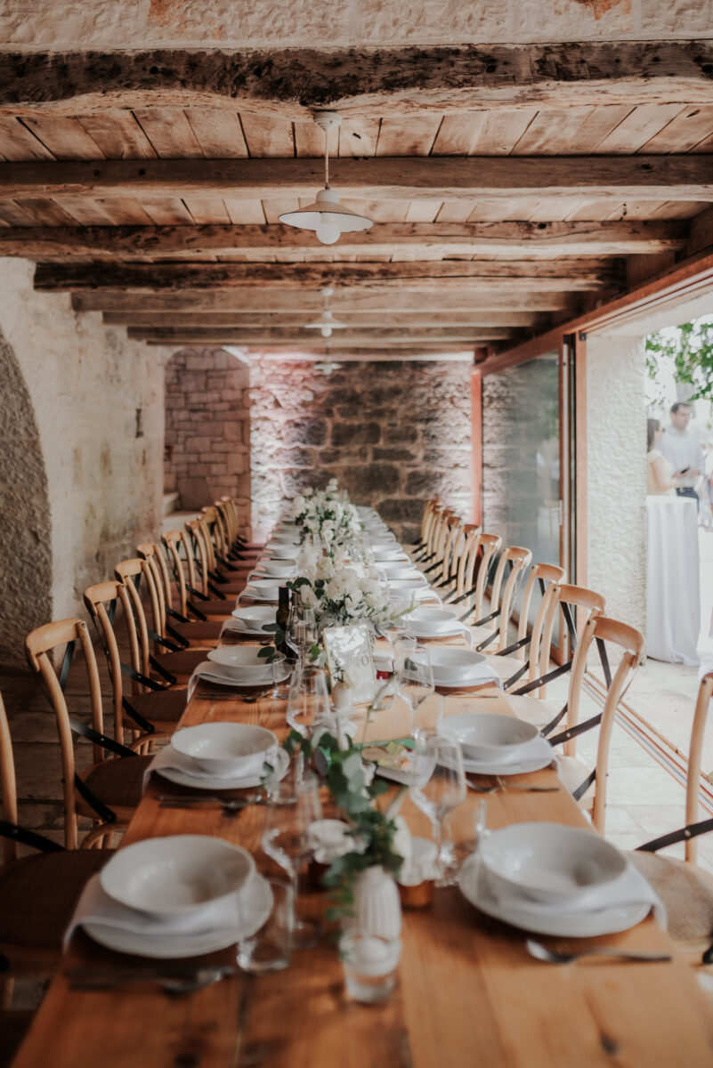 Lange Tafel bei Hochzeit in Istrien