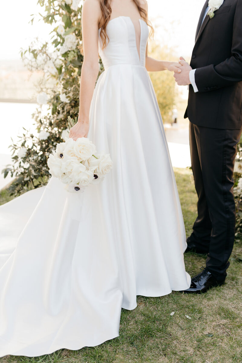 Braut mit Brautstrauß in Hochzeitsvilla